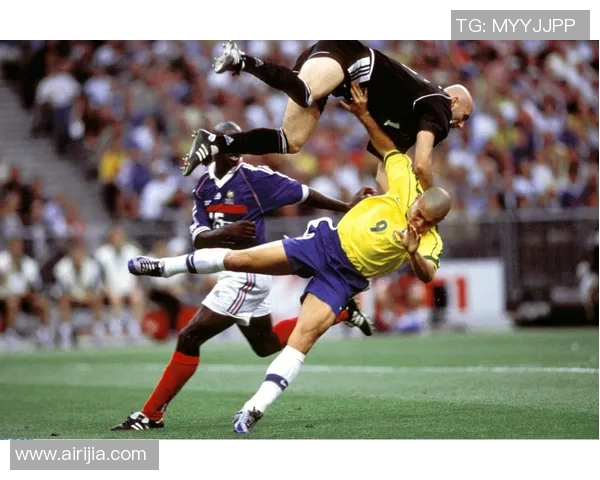 足球巨星射门绝技全景揭秘从爆射到弧线尽显力量与艺术 足球巨星射门绝技全景揭秘从爆射到弧线尽显力量与艺术